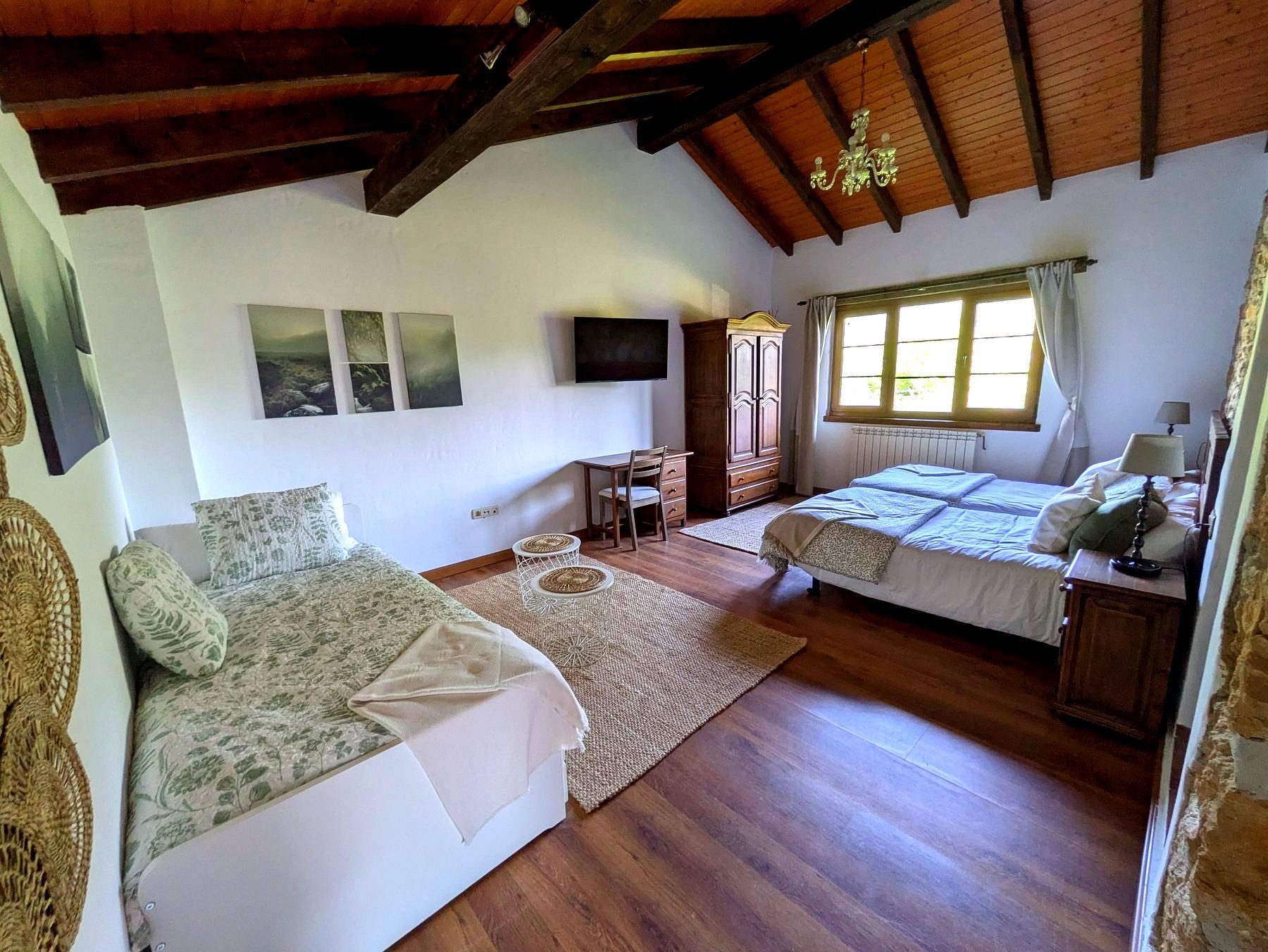 Habitación 8 cuádruple con sofá cama en hotel rural cerca de Cangas de Onís