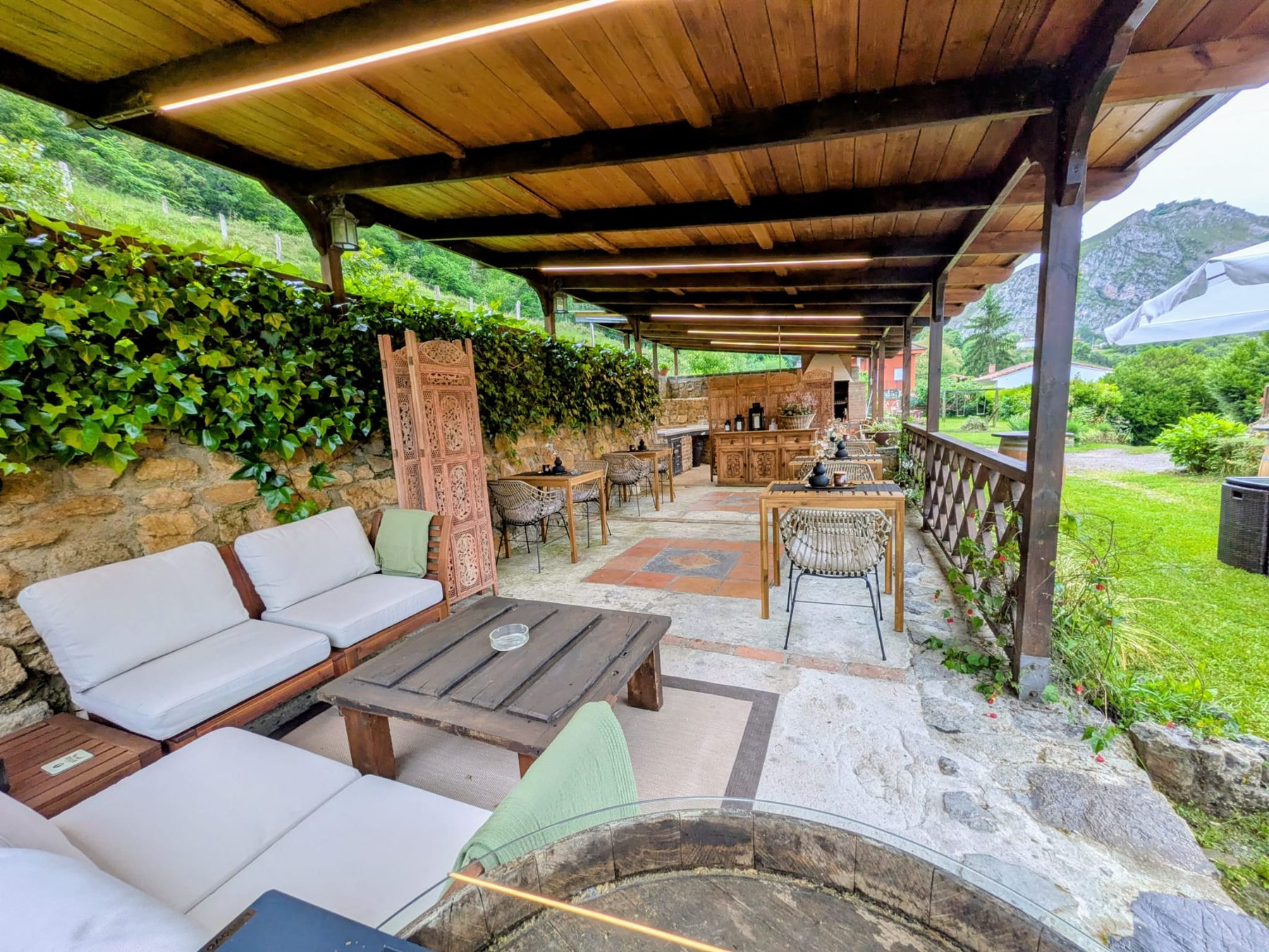 Zona chill out con sofás de exterior en hotel rural cerca de Picos de Europa