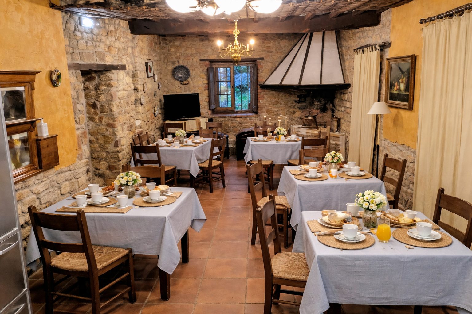 Comedor rústico donde se sirve el desayuno en La Pontiga de Sobrepiedra