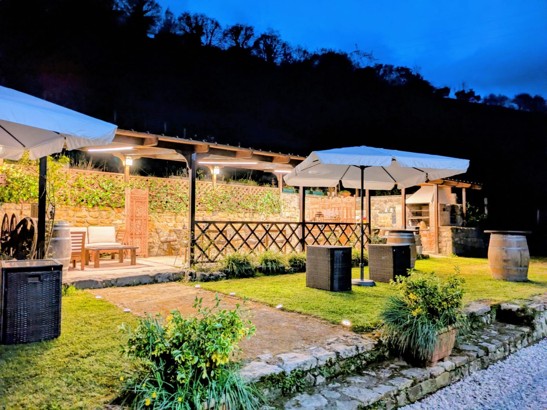 Zona de relax con mesas y tumbonas en el jardín del alojamiento rural en Asturias